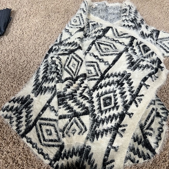 Cream/black Aztec pattern sweater - Picture 6 of 6